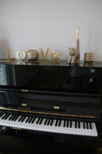 Goldene Katze auf Klavier 2