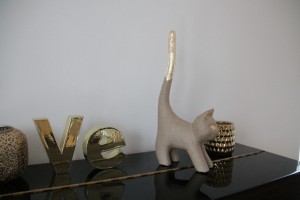 goldene Katze auf Klavier 3