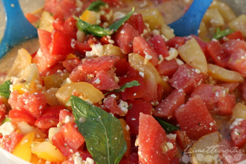 Food: Bunter Tomaten-Wassermelonen-Salat mit Feta und Fruchttee ...